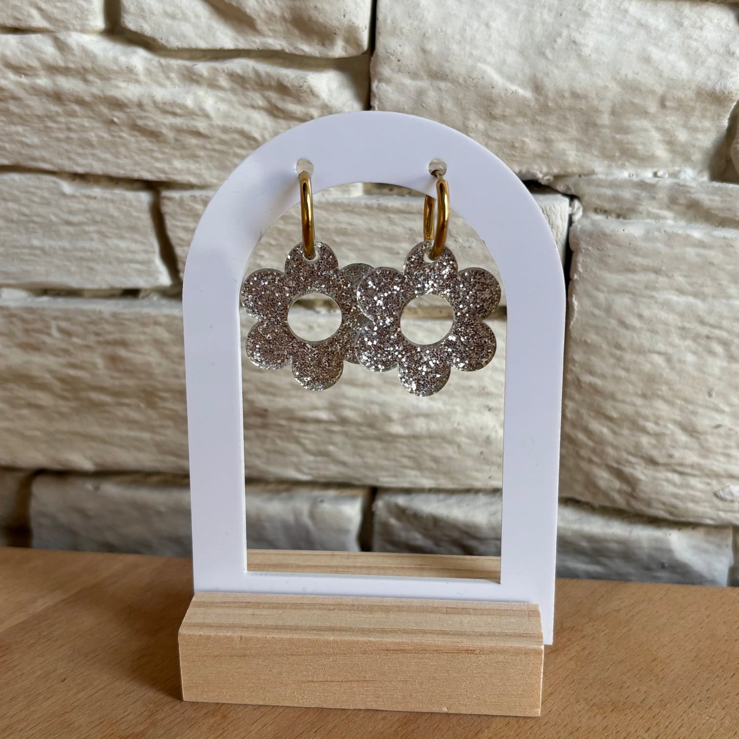 Boucle d'oreille fleur pailletée grise