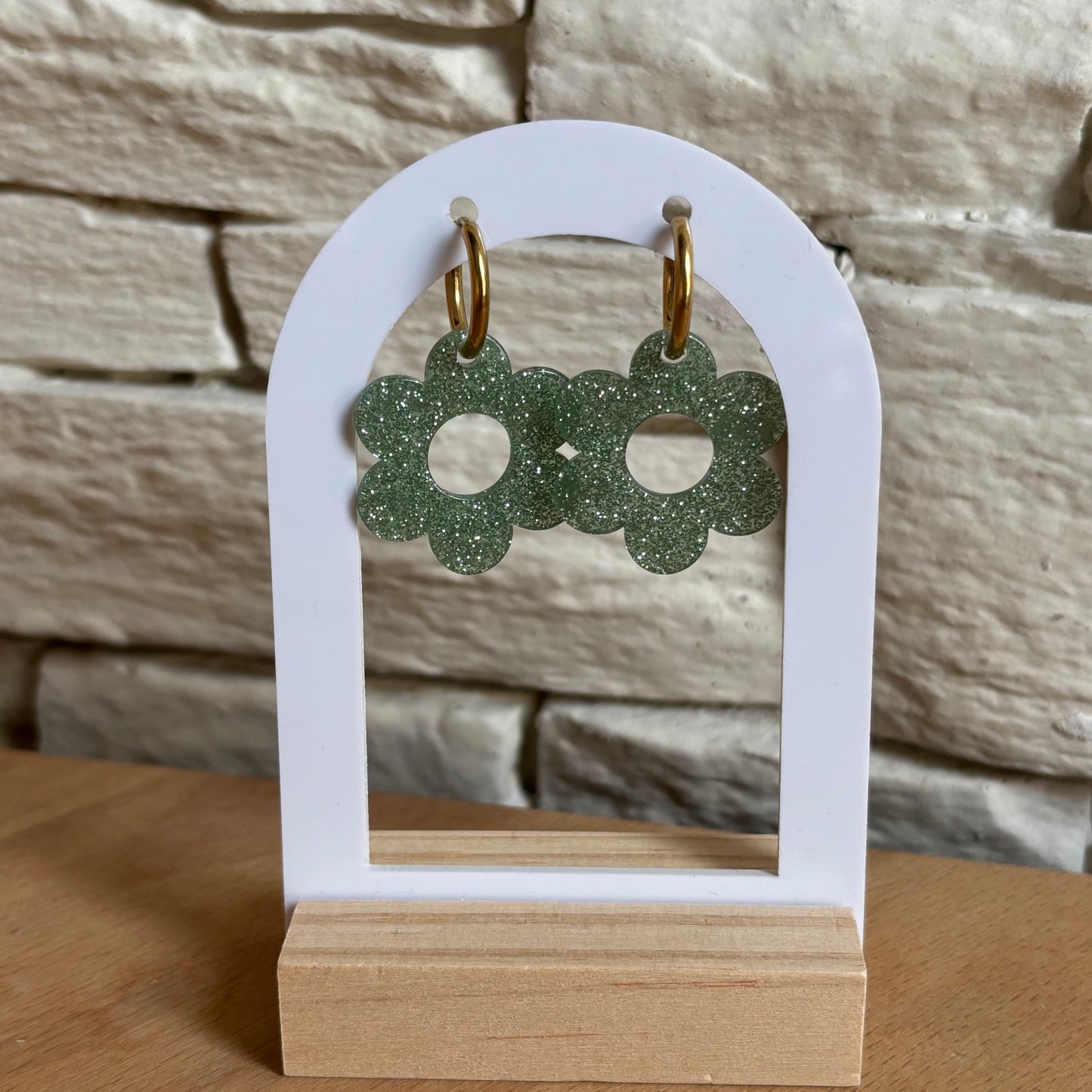 Boucle d'oreille fleur pailletée verte