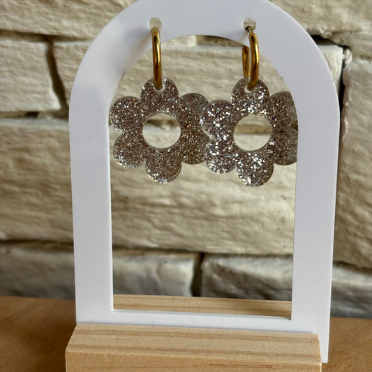 Boucle d'oreille fleur pailletée grise