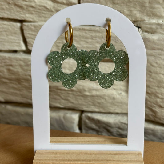Boucle d'oreille fleur pailletée verte